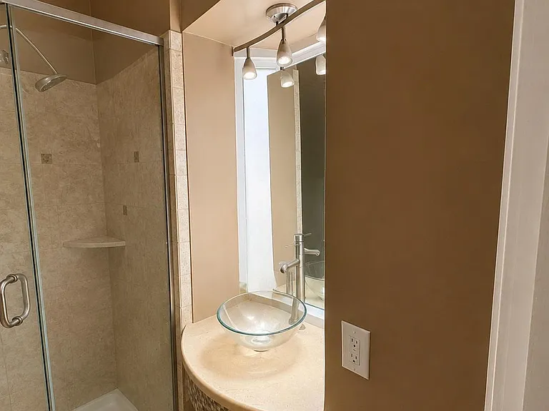 1713 Green St #1 — Photo 7