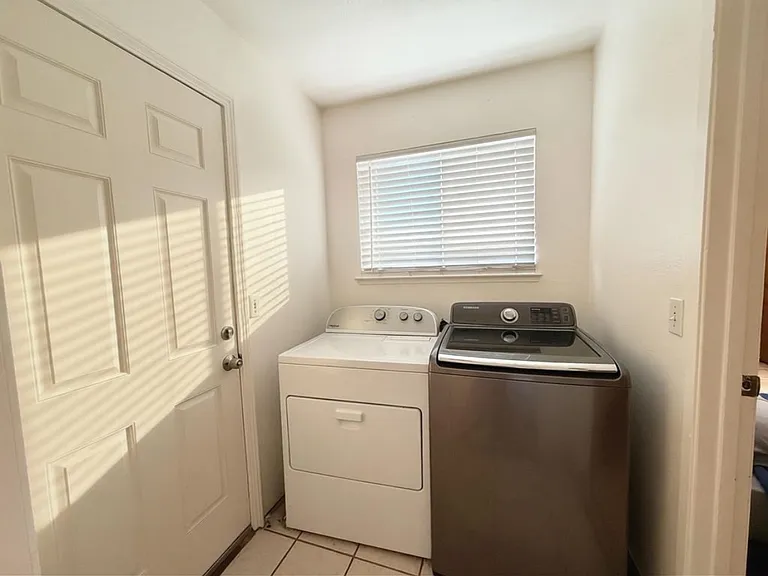 331 S Lotas St — Photo 8