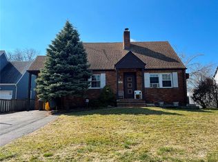 53 Berwick Rd, Hewlett, NY 11557