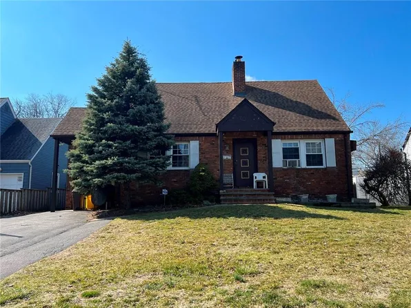 53 Berwick Road, Hewlett, NY 11557
