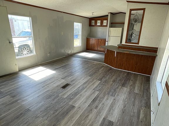 Livingroom to kitchen