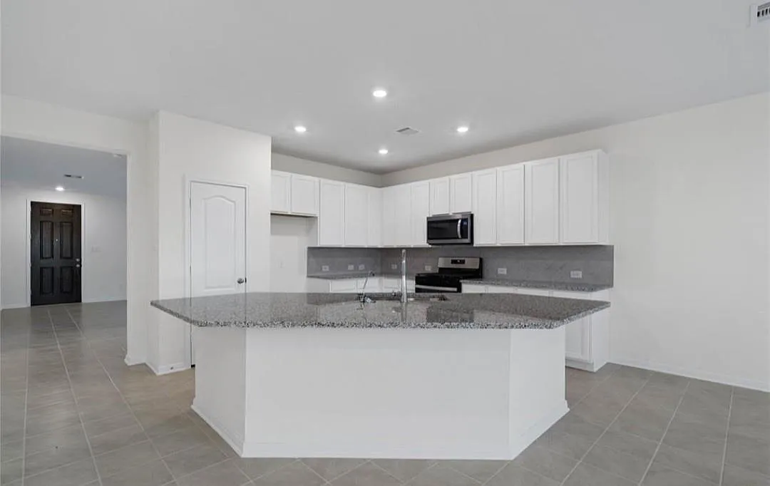 4 bed, 2.5 bath, 2839 sqft, $3,300 — Photo 4