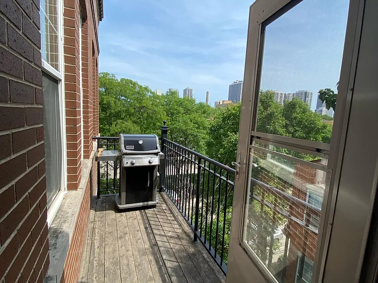 301 W Goethe St #104A — Photo 10