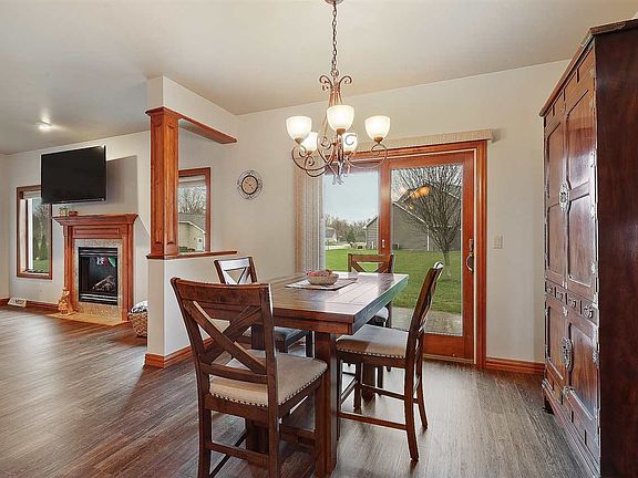 Bright Dining Rm to Patio