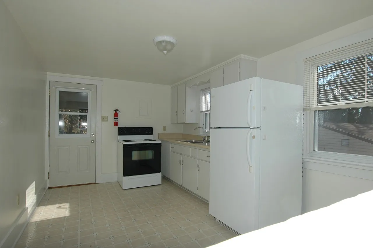 2 bed, 700 sqft, $925 — Photo 2