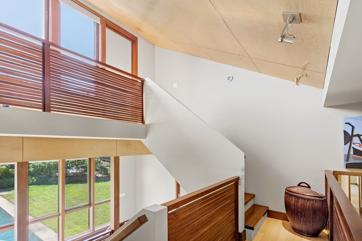  stairs to upper balcony