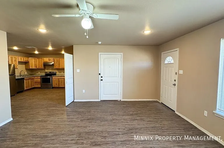 2413 N Avenue O — Photo 16