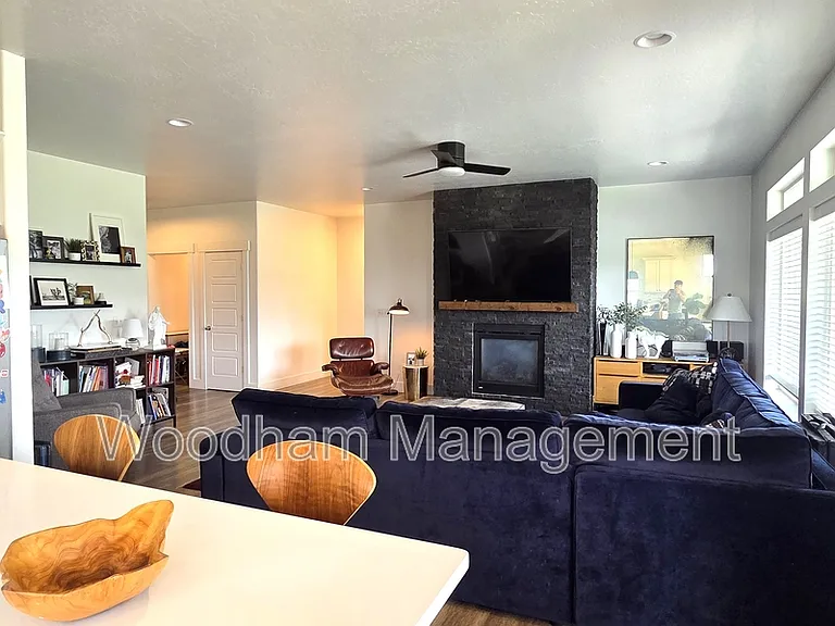98 Caitlin Rd — Photo 42