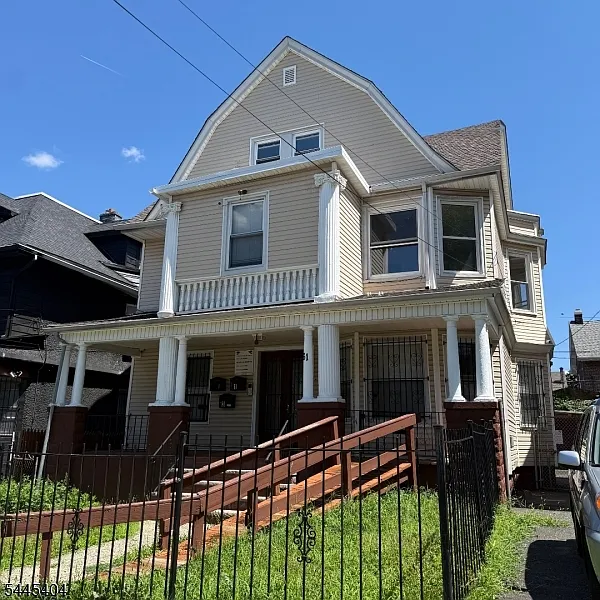 61 Mapes Ave