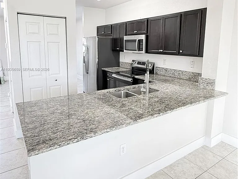 134 SE 28th Ter #5 — Photo 5