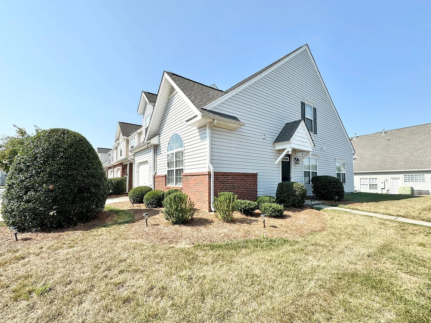 Charming 3 Bedroom in Robyn's Glen! — Photo 2
