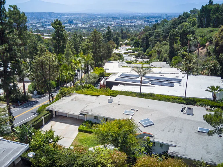 1201 Loma Vista Dr — Photo 3