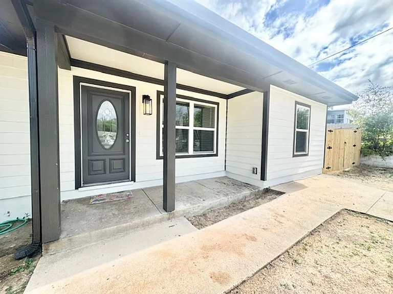 329 Edge Ave — Photo 2