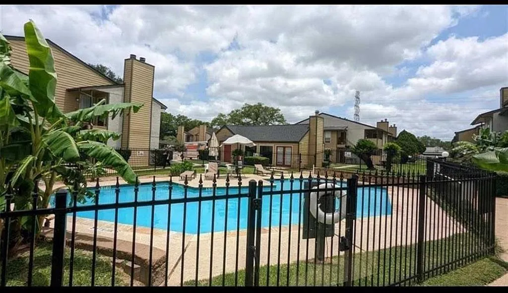 2 bed, 2.0 bath, 864 sqft, $1,350 — Photo 1