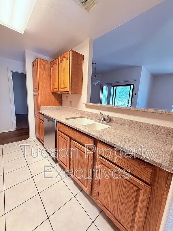 Building Photo - 2550 E River Rd #20101