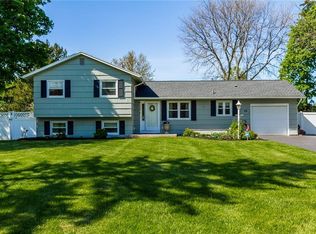 60 Fawn Ridge Rd, Henrietta, NY 14467
