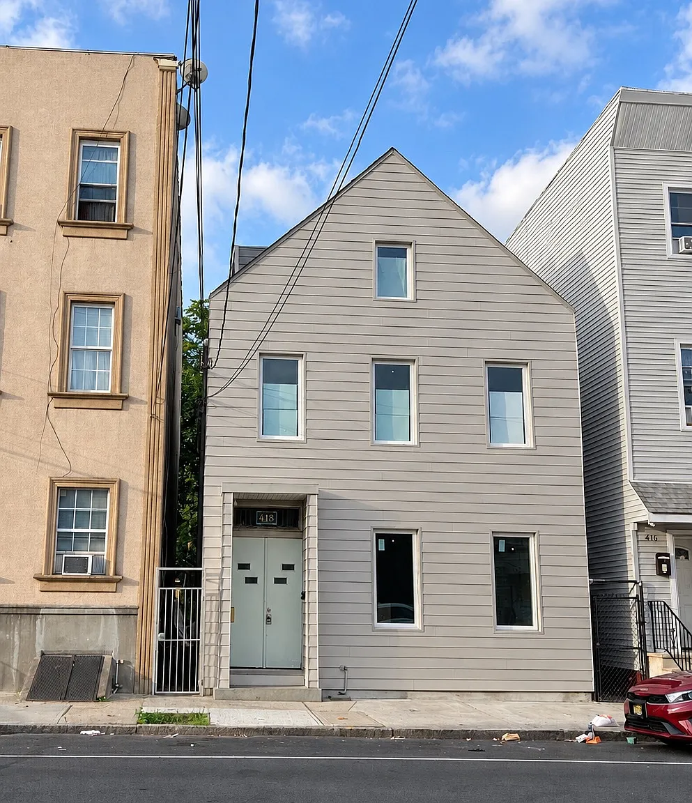 2 bed, 1115 sqft, $2,200 — Photo 1