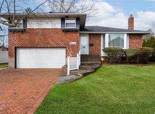 11 Maplewood Dr, Plainview, NY 11803