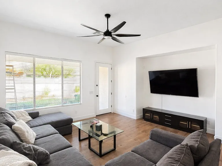 8712 W Palmaire Ave — Photo 5