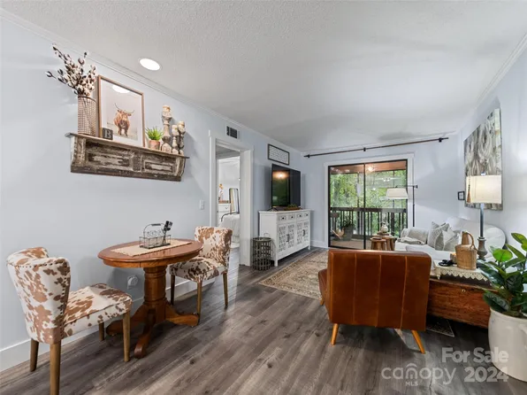 11 Lake Dr APT B3, Hendersonville, NC 28739