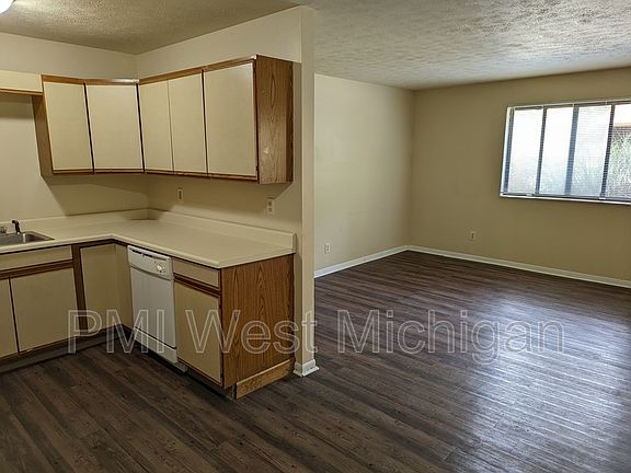 2nd image of 6052 In The Pines Dr SE