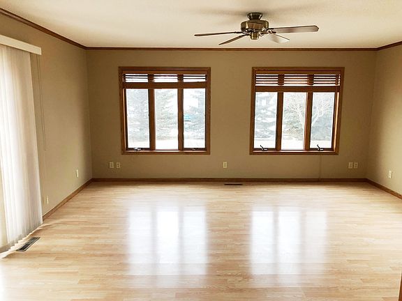 5th image of 701 Meadow Ln
