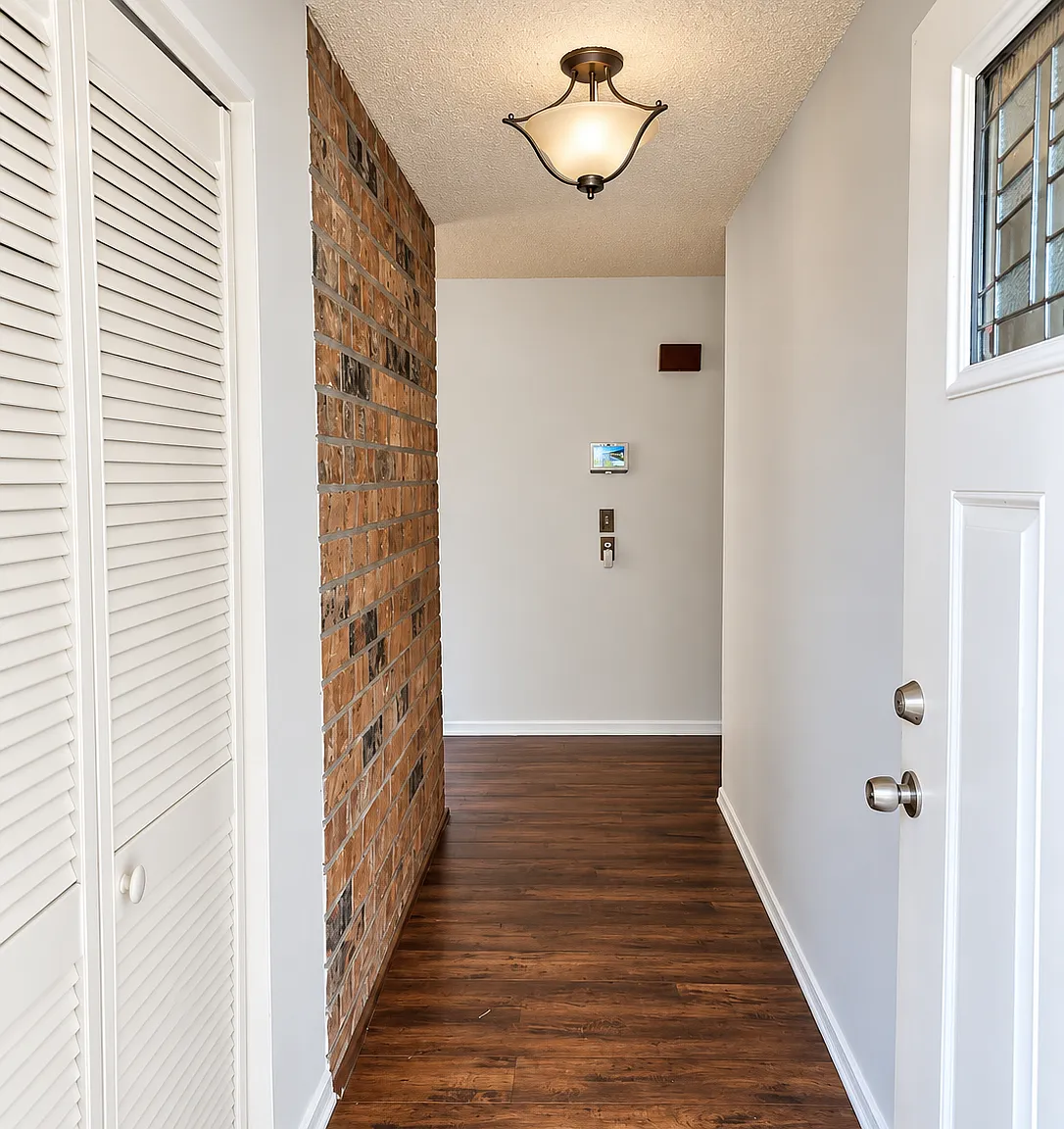 3 bed, 1056 sqft, $2,500 — Photo 3