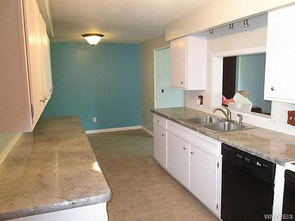 4th image of 20 Norma Dr