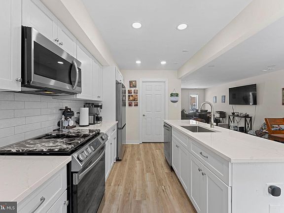 3rd image of 6406 Gildar St