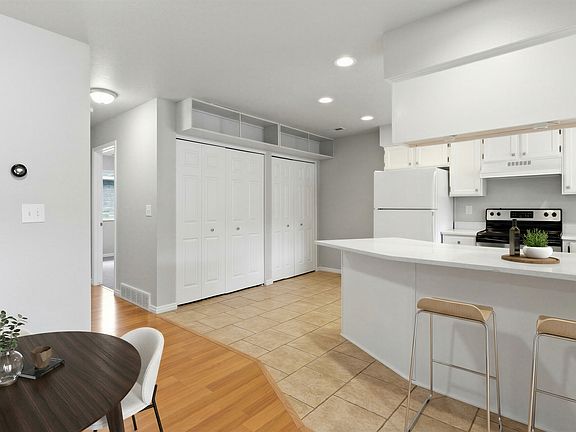 5th image of 370 W 4900 S APT 5