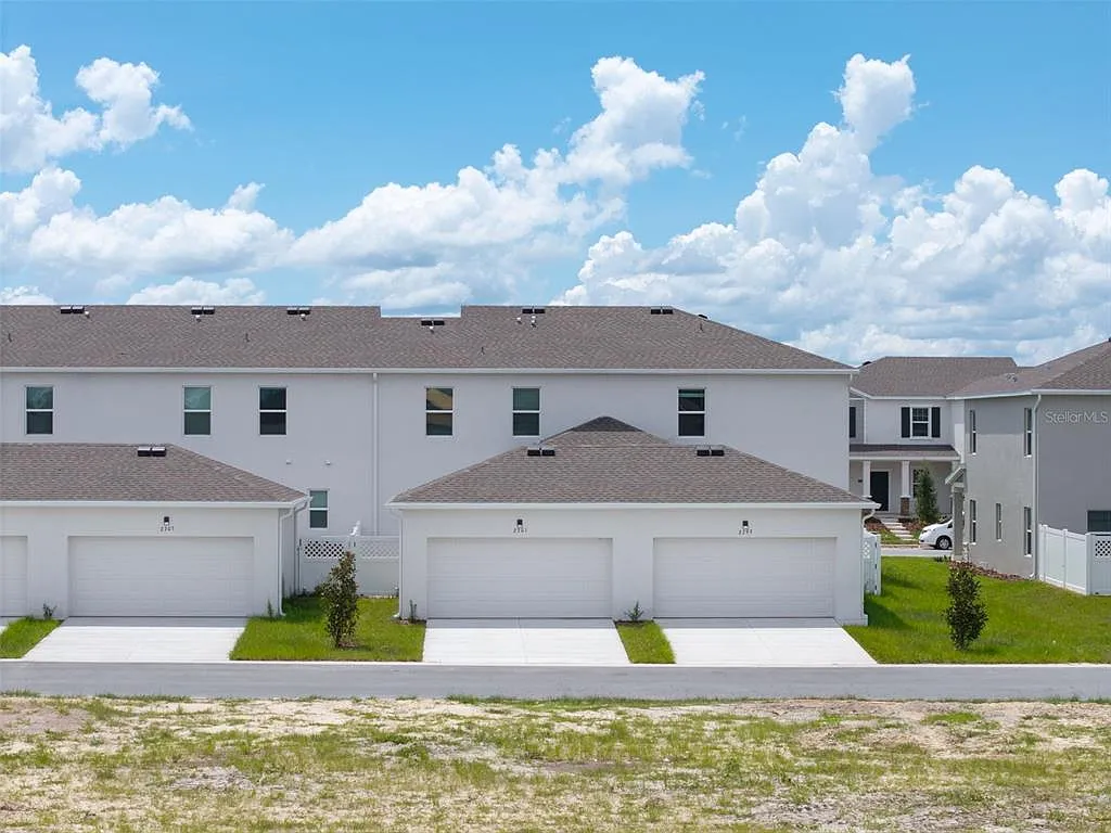 4 bed, 2.5 bath, 1863 sqft, $2,650 — Photo 2