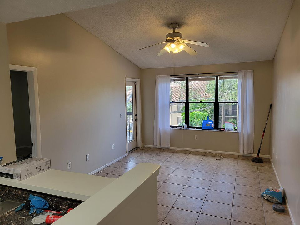 Vaulted ceiling on the left - Very high ceilings give spacious feeling
