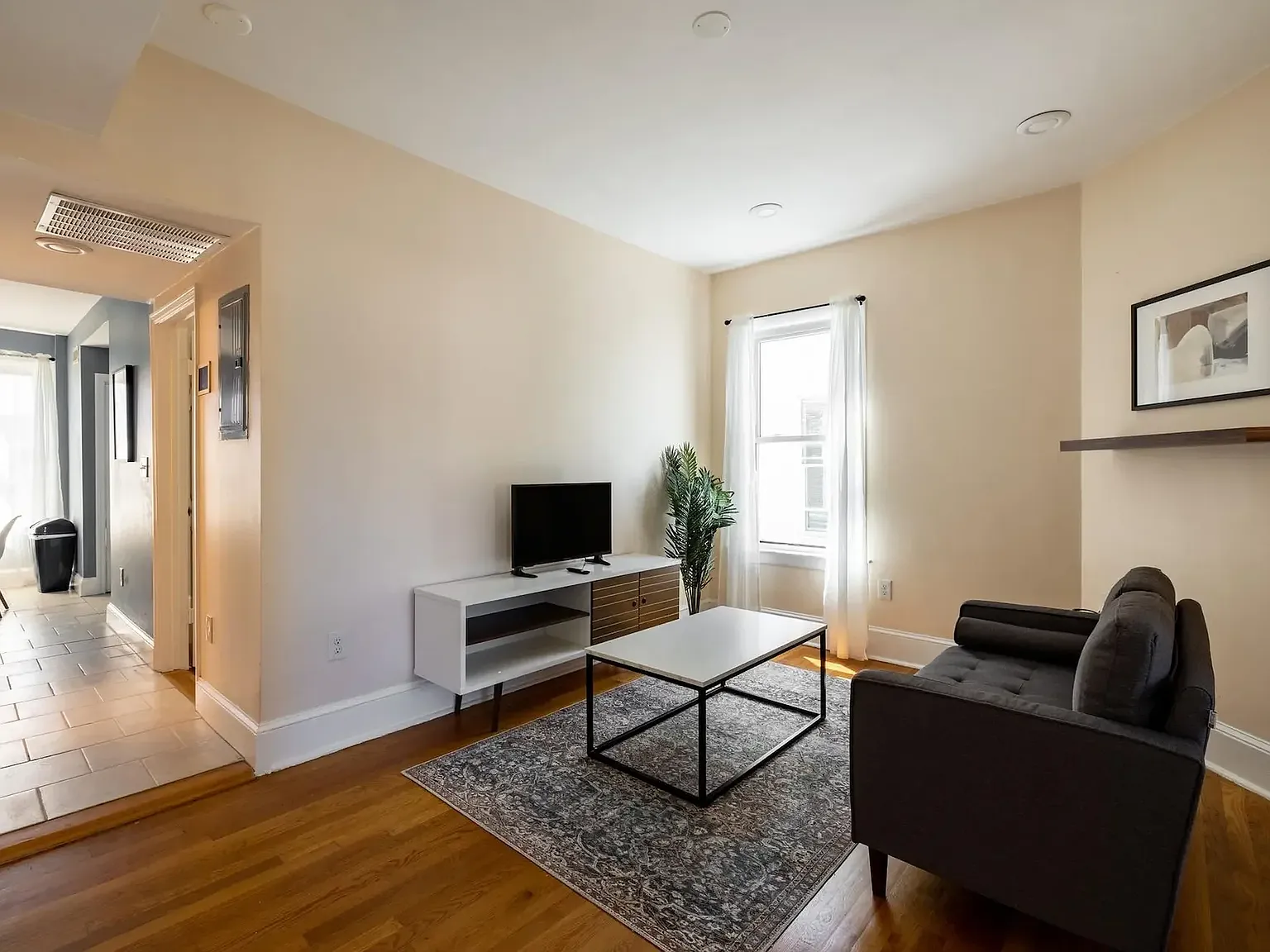 3 bed, 1000 sqft, $3,100 — Photo 2