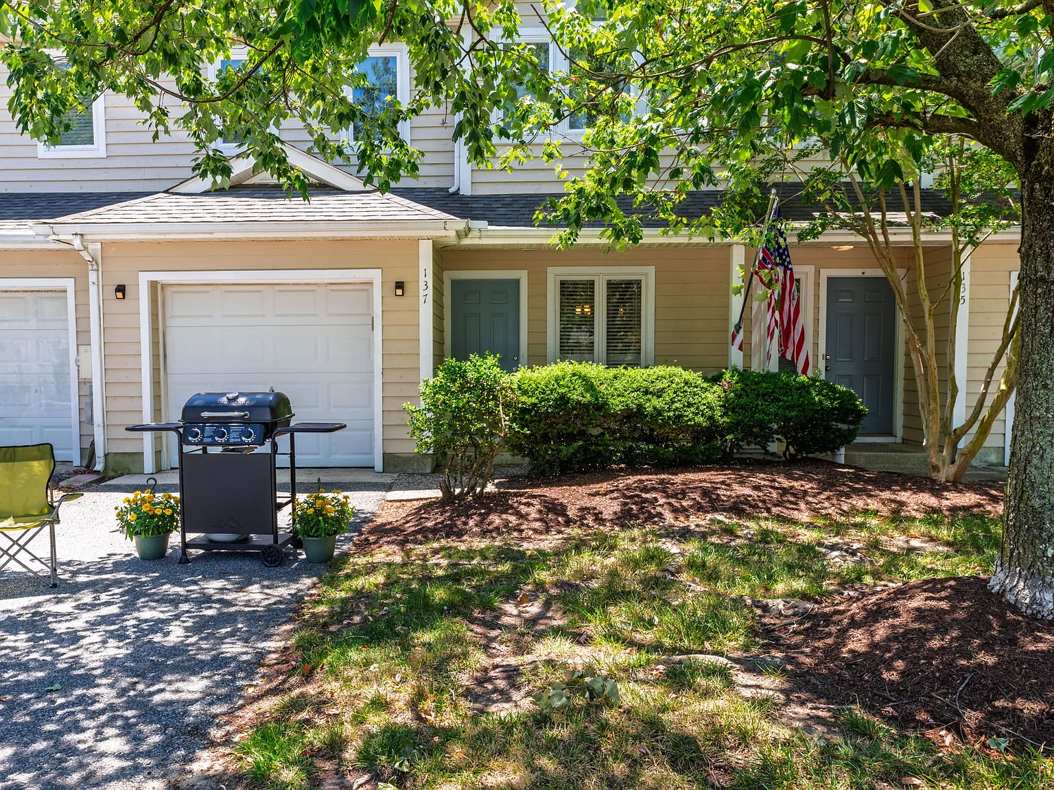3 bed, 3.5 bath, 1958 sqft, $2,500 — Photo 1
