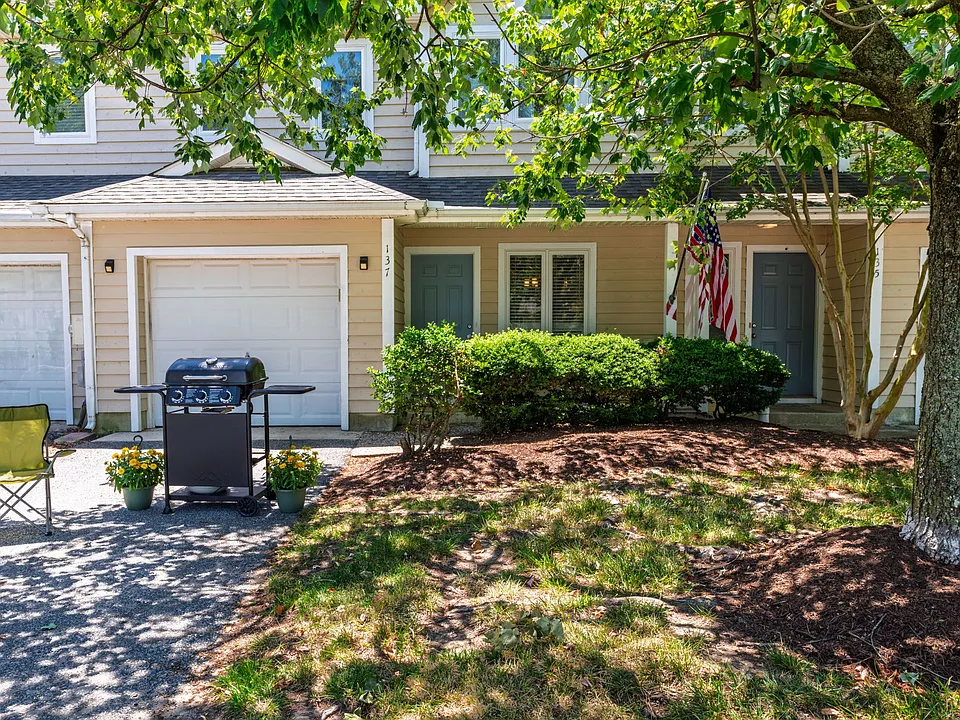 137 Lakeside Dr