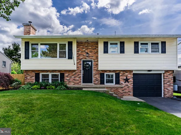 6042 Edward Dr, Mechanicsburg, PA 17050
