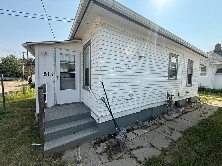 815 3rd St — Photo 2
