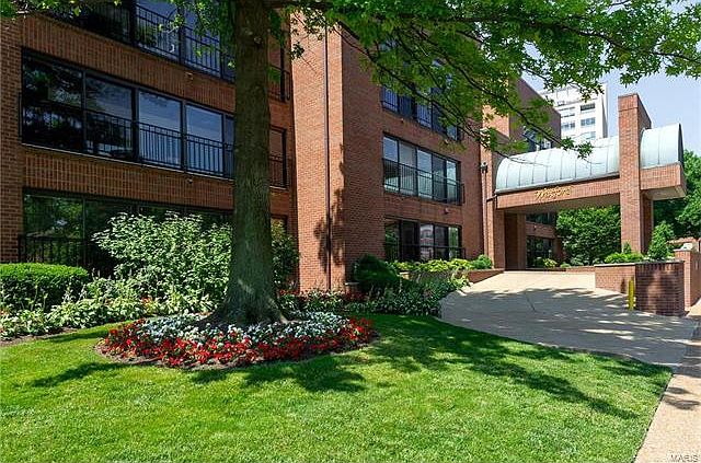 1st image of 4554 Laclede Ave APT 303