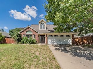 717 Timbercreek Dr, Hurst, TX 76053