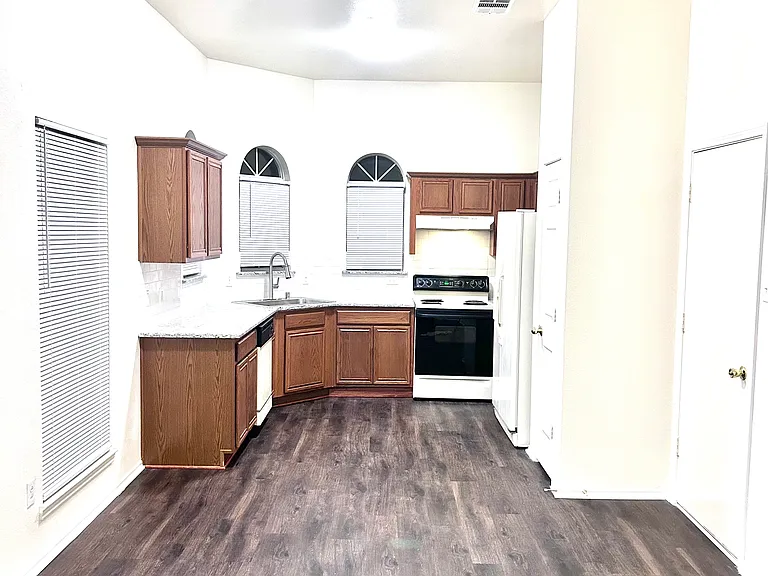 534 Meadow Ln — Photo 8