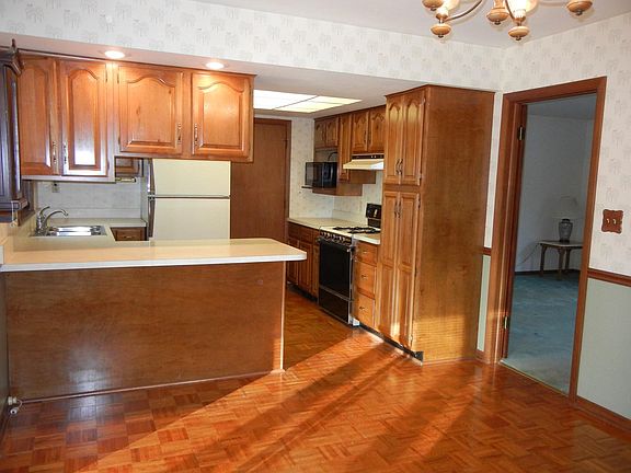 5th image of 121 Oaklawn Ave