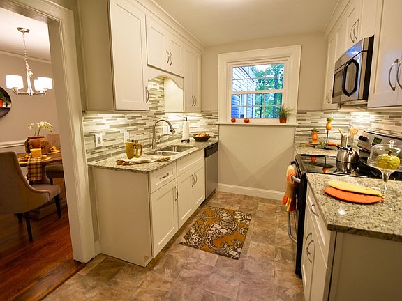 4th image of 3010 Collier Dr