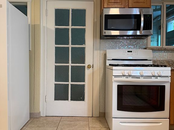 5th image of 218 Winfield St