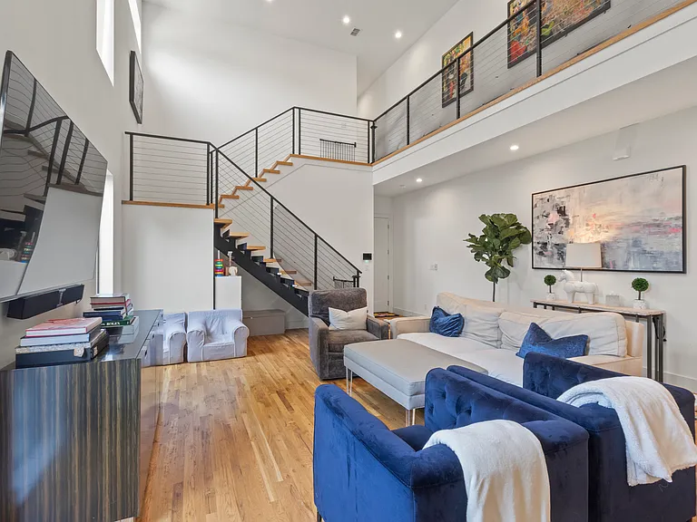 2335 Kirby St — Photo 4