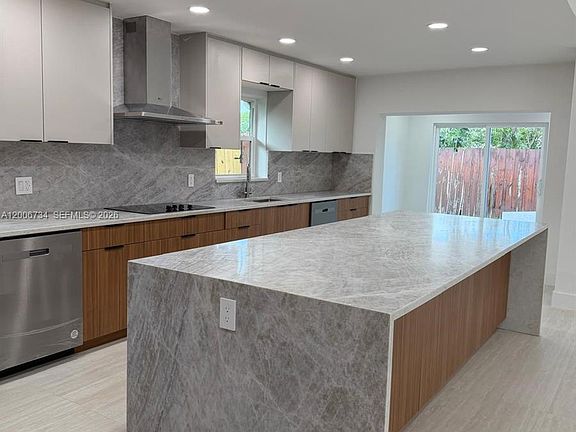 3rd image of 7917 Chula Vista Cres