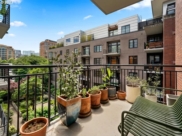 1030 NW Johnson St APT 401, Portland, OR 97209