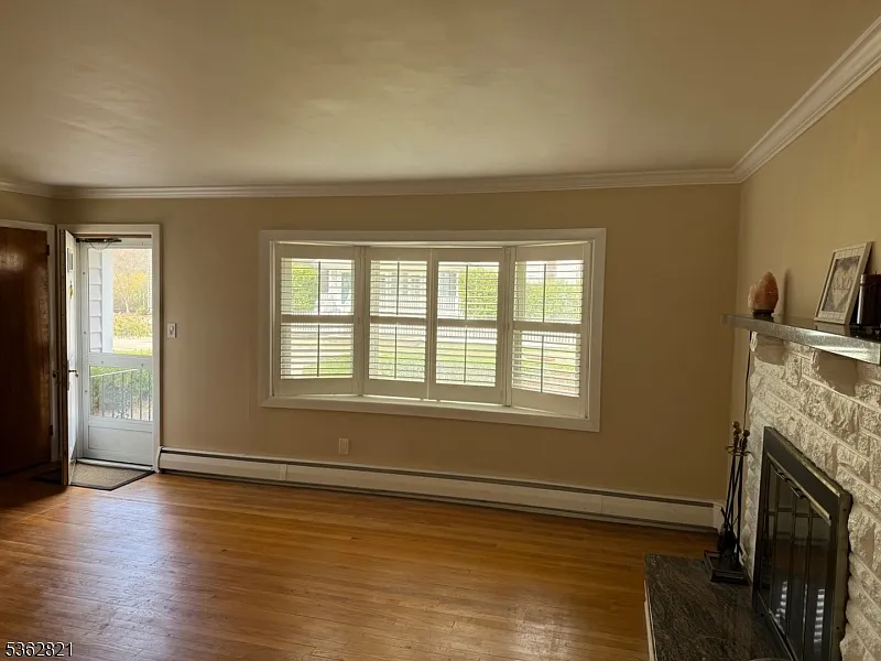 4 bed, 1.5 bath, $4,300 — Photo 2