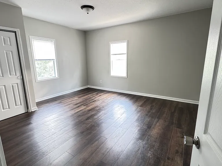 711 W Charles St #1 — Photo 9