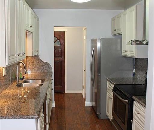 5th image of 18307 Burbank Blvd Unit 3