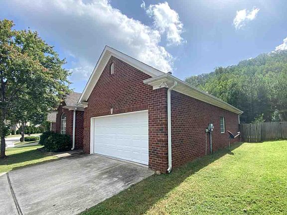 4th image of 1131 Castlemaine Dr